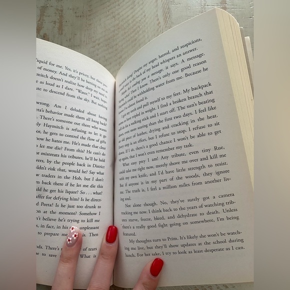 📚THE Hunger Games by Suzanne Collins - Picture 2 of 3